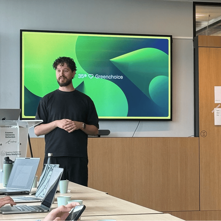 Een teamlid van 35 presenteert productwerk in een workshopruimte